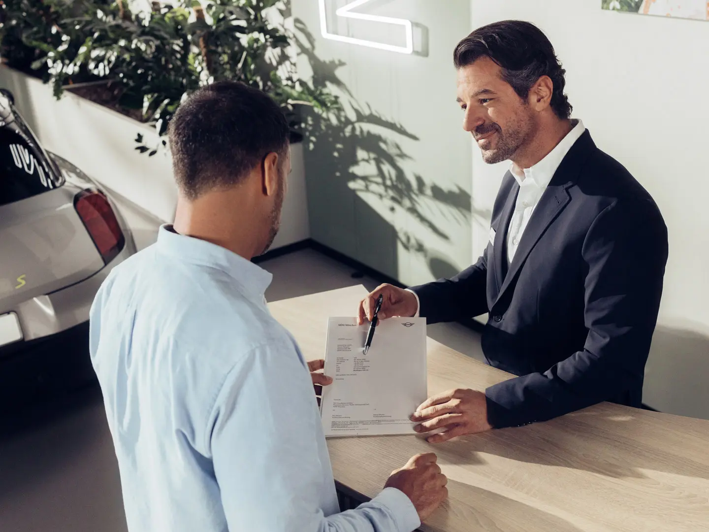 A MINI Partner service assistant advises a customer about MINI Tyre Insurance options.