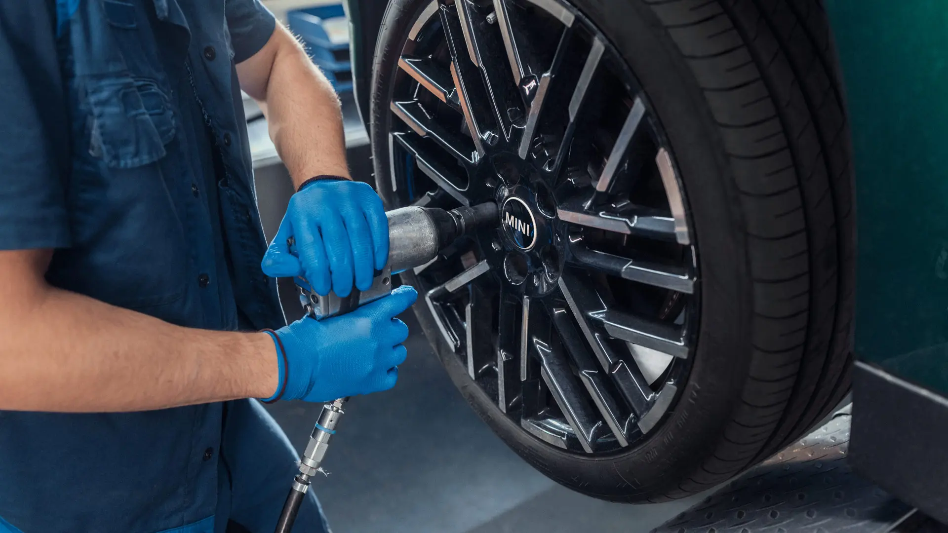 A MINI Partner service technician fits an 18" Night Flash Spoke Bicolour Light Alloy Wheel onto a MINI.
