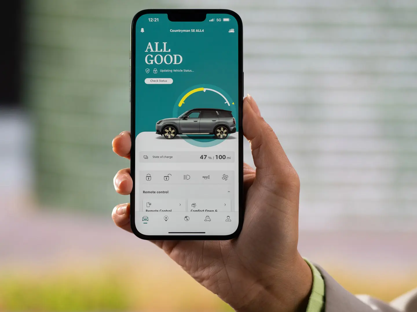 Remote Services in the MINI App showing the current state of charge and estimated remaining range. 