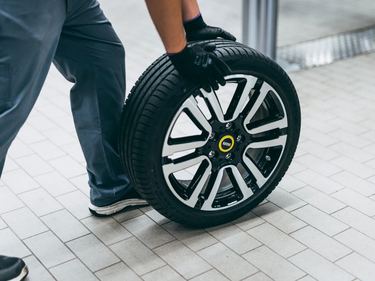 MINI Service Centre employee changing a wheel.