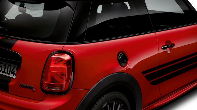 MINI Cooper S – designation logo – piano black and red