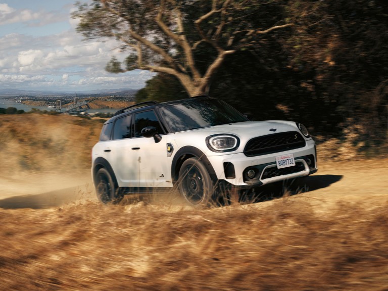 mini cooper countryman all 4 – silver and black – side view