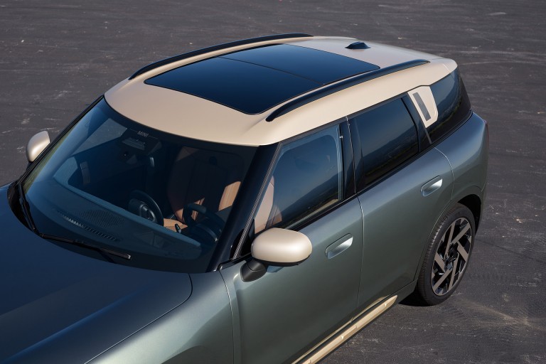 MINI Countryman - space and versatility - sun roof